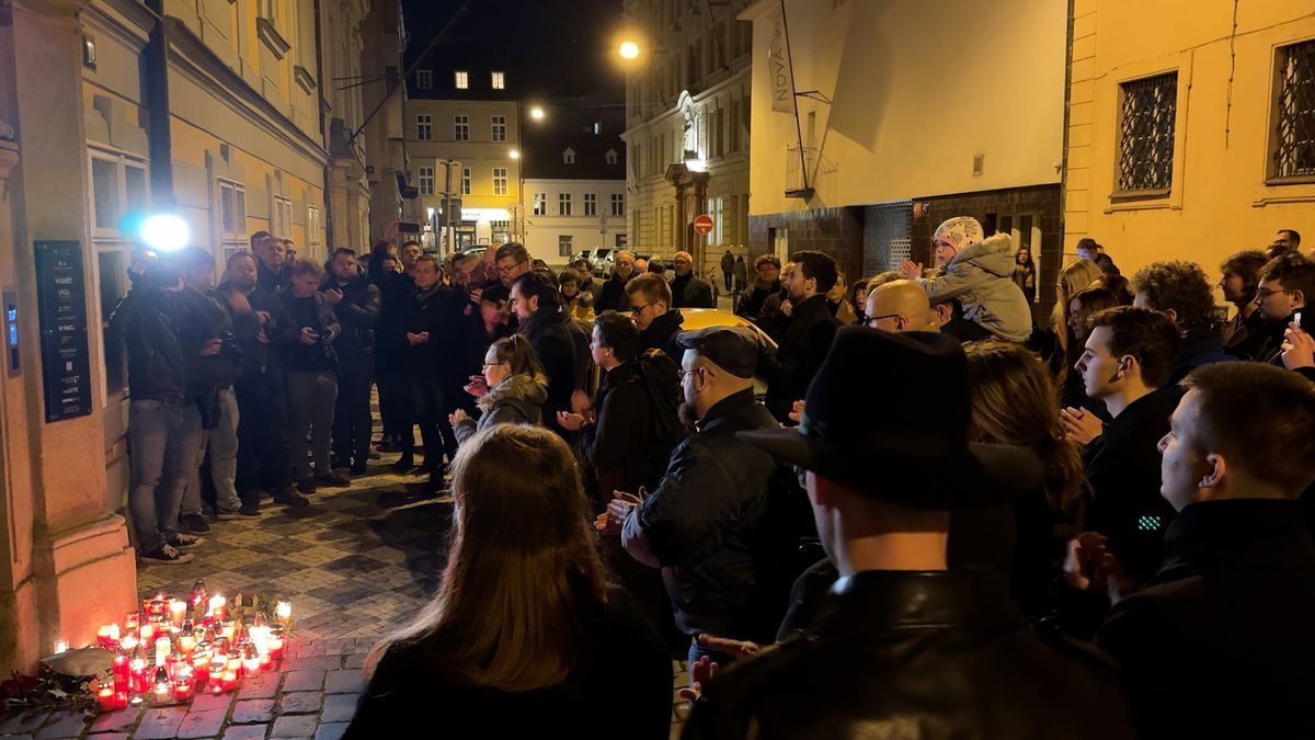 Lidé v Praze zapalují svíčky za Karla Schwarzenberga